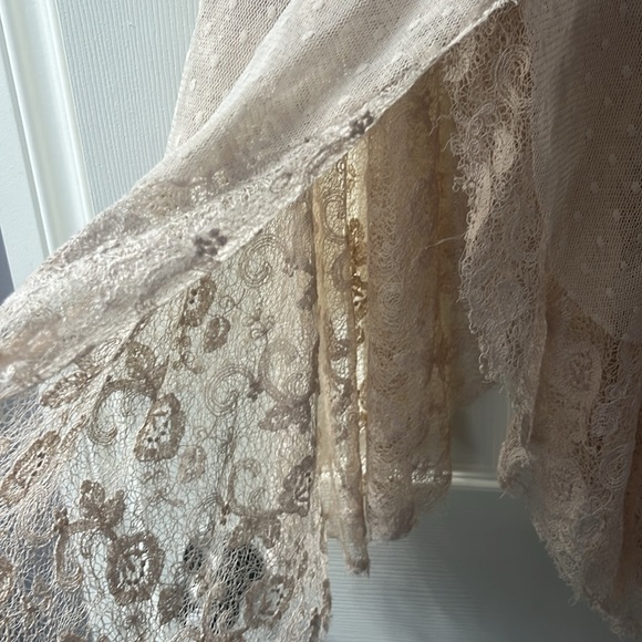 Beautiful Beige Lace Top - Picture 4 of 5